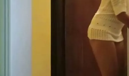 Russe Serega a déchiré le petit ami maigre dans son tukif film francais complet cul sur le sol.