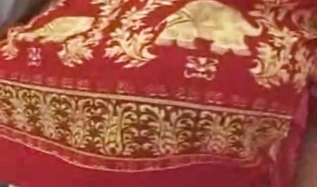 Beau extrait de film porno gratuit francais modèle en lin sur le lit.