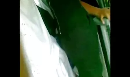 Busty MILF avec des lèvres en silicone film complet vf porno baise un homme sur le grand lit