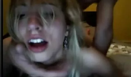 Mamelons ivres soufflant un homme streaming film porno francais complet noir et toussant avec elle sur le canapé.