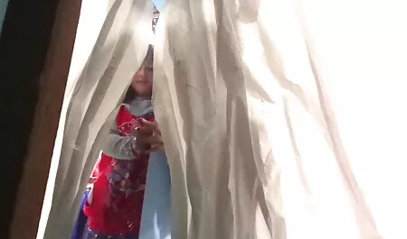 La fille films x gratuits en français au téléphone pendant que hahal le mordait vigoureusement dans différentes poses.