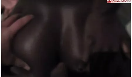 Nu vieille dame dans le couloir, exhibant sa film porno francais massage bite.