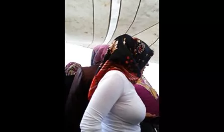 Américains d'origine asiatique avec une foule d'hommes anaux au club de strip. film pornou francais