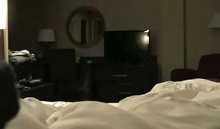 Gros seins MILF tukif film français se masturbe chapeau sur le lit