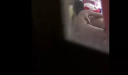 Un noir qui mange deux employés avec des films francais pornos lunettes sur le canapé.