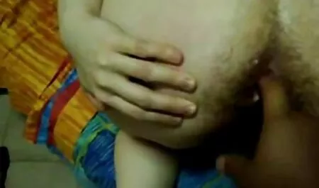Lesbiennes Sexy baiser les uns les autres avec leurs langues dans le salon. video porno francaises gratuites