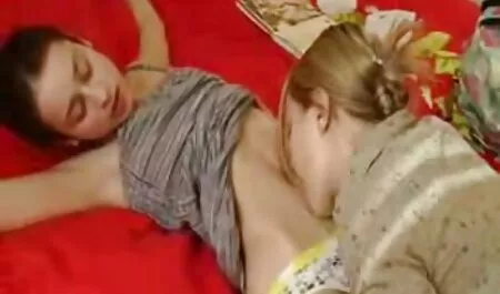 Tina Kai en lingerie blanche posant sur le lit et film gratuit porno français son chapeau faisant semblant.