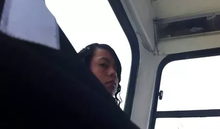 La fille a parlé au gars au téléphone et a film pornon francais commencé à se masturber.