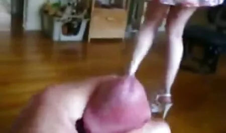 La beauté se film porno francais streaming complet masturbe sur le canapé noir à travers des collants.
