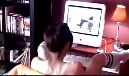 L'homme chauve film français x gratuit arracha une jeune femme noire sur le canapé.