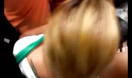 Fille ayant des relations sexuelles avec un homme sur le siège video porno francais streaming arrière de la voiture