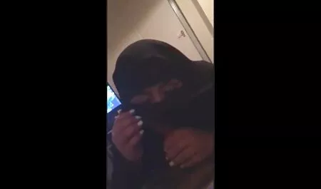 Une femme de 50 ans en chaussures ayant des relations sexuelles film pono francais gratuit avec un homme sur le dessus d'une boîte de literie après Cooney.