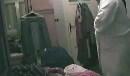 Deux film decul francais jeunes amis s'embrassent sur le canapé.
