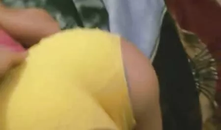 La brune a mis le préservatif sur sa porno anglais gratuit bite et l'a baisée à la maison.