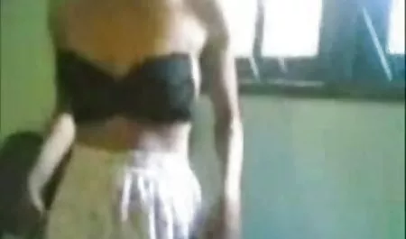 Brunette baisée film prono gratuit francais par le patron dans le bureau sur le bureau.
