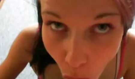 Une femme blonde qui souffle film porno francais gratuit en streaming ses genoux.