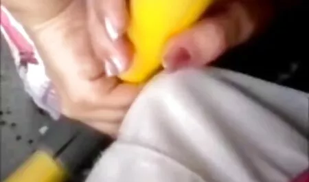 Un homme qui un bon film porno français baise son cul une jeune blonde en bas rouges