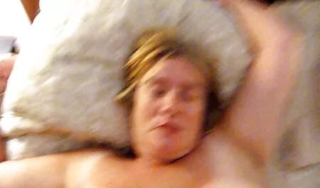 Mince paire avec film complet en francais gratuit porno des ongles rouges était Gros seins dans la salle de bain
