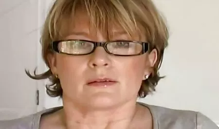 Fille chaude enlève ses sous-vêtements et se porno film complet vf masturbe dans le couloir.