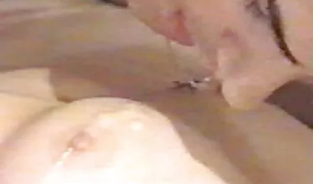 Tatoué brune en film porno gratuit américain lingerie rouge baisée sur le canapé noir