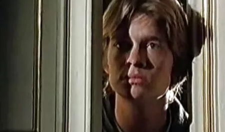 La blonde suce des film hard francais gratuit bites pour sa copine dans la salle de bain.