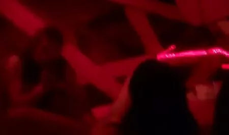 La brune est pleine de passion pour film porno francais x la caméra au-dessus du Gode Sex Machine.