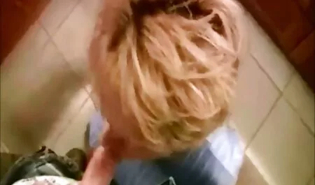 La film porno en streaming vf maîtresse souffle une pipe blonde dans la chambre.