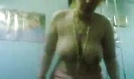 Sunny Leone brunette se caresse dans film lesbienne francais gratuit un appartement.