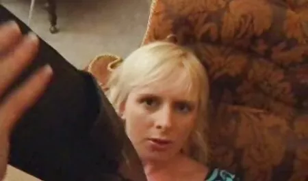 Mère nue satisfait un homme sur le canapé avec video porno amateur français gratuit un fond de porte