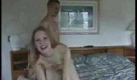 Les modèles russes attendent un homme du film porn en francais bureau et caressent le clitoris enflé avec leurs doigts.