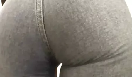Homme noir avec film porno entièrement gratuit un bracelet en argent regarde une fille blanche avec des lèvres pleines dans l'anus serré