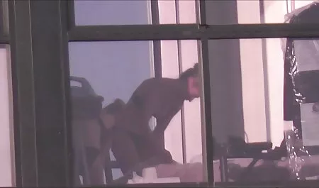 MILF met un film porno x français gode géant dans son cul et a un orgasme.