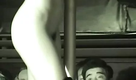 Une fille avec film porno femme fontaine gratuit un gros cul soufflant un mec avant d'avoir des relations sexuelles dans la chambre d'hôtel.