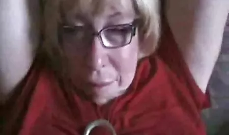 Une jeune fille suce film porno gratuit viol son petit ami dans la voiture pour la webcam.