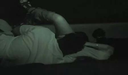 Skinny fille se masturbe avec la chatte film pirno francais sur une table de massage.