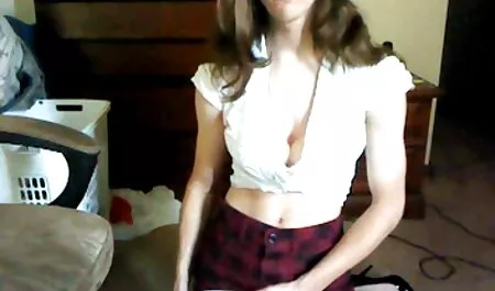 Les modèles enlèvent leurs meilleur porno francais gratuit vêtements en rouge pour la webcam