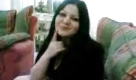 Feint de manger Maigre brune sur une film porno lesbienne en francais table de massage.