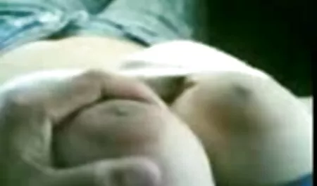 Une brune sucer sa streaming porno francais gratuit bite dans les toilettes.
