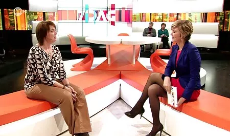 Grande femme en bas se frotte la chatte devant la video xxx gay francais caméra.