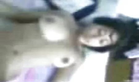 La mère de famille vêtue film streaming porno français de noir brille sur ses seins pendant le nettoyage