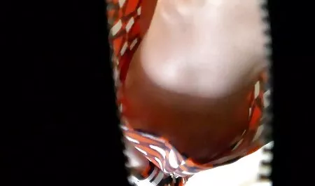 Deux filles chaudes cogner mecs chauds à l'hôtel. film de porno en français