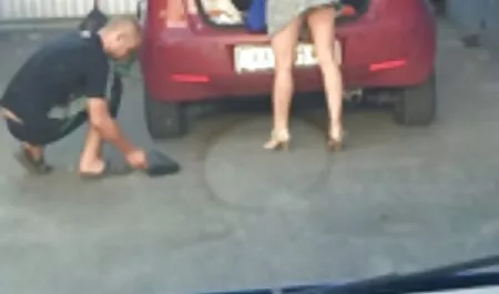 Une jeune femme souffle devant site de porno en français la webcam, accroupie.