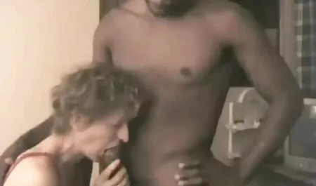 Une femme noire avec des tatouages dans le casting, qui peut la baiser dans le film porno français x cul.