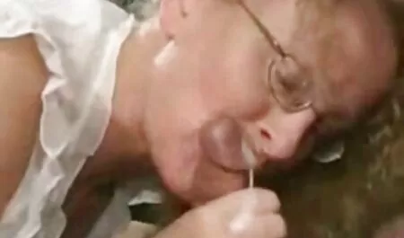 La souche de film hard francais gratuit masseur adulte envoie un jeune client imbibé d'huile.