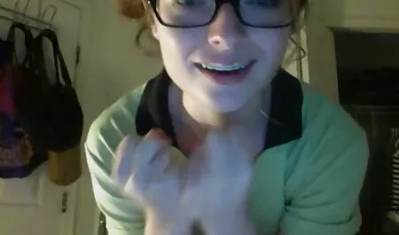 Busty dames avec une ouverture Hary poussant video gay gratuite en francais orange à la casquette