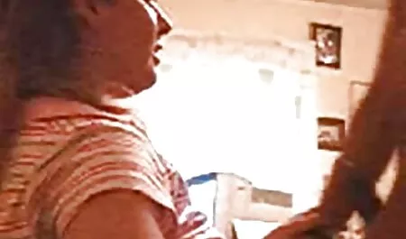 Ébène suce la bite du conducteur dans film porno français xxl le parking.