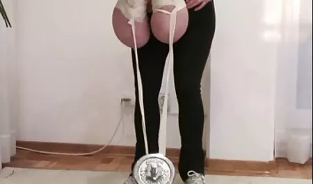 Jeune brunette tukif film français baise un vieil homme sur le canapé