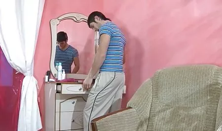 Blonde demi-Bol lui donne une fellation sur ses genoux. meilleur site porno gratuit francais