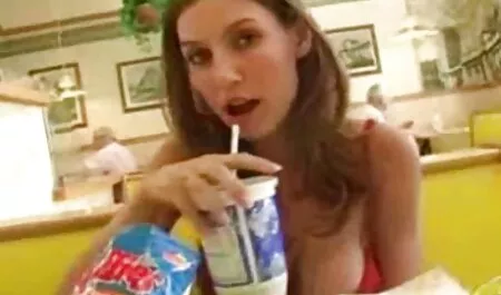 Beau mec avec des lunettes nu devant la webcam et montrant des trous. extrait film porno italien