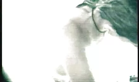 Une femme aux film porno gratuit allemand cheveux bruns en chemise blanche, laissant tomber ses chaussettes et se masturbant avec un gode rose contre le cancer du vagin